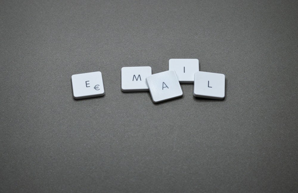 la palabra email en letras mayúsculas con fichas de scrabble