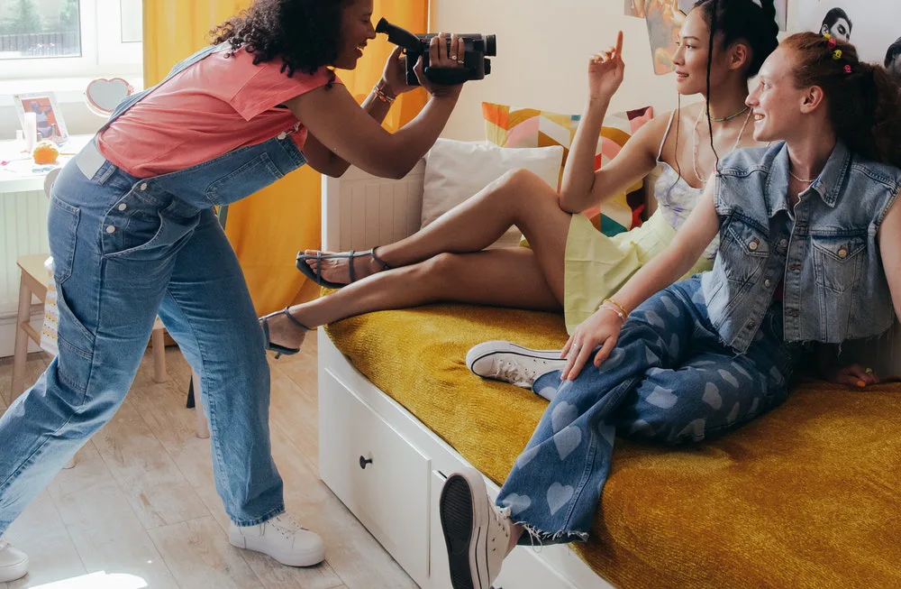 Tre amigas grabándose para editarlo luego en Final Cut Pro X.