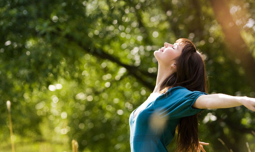 mujer en la naturaleza