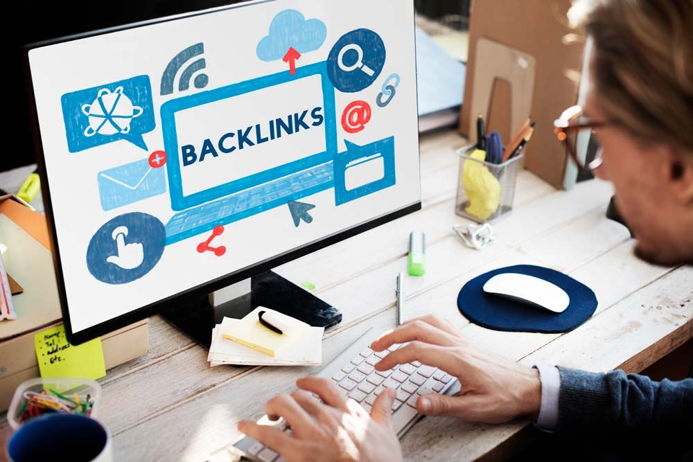 hombre usando backlinks nofollow