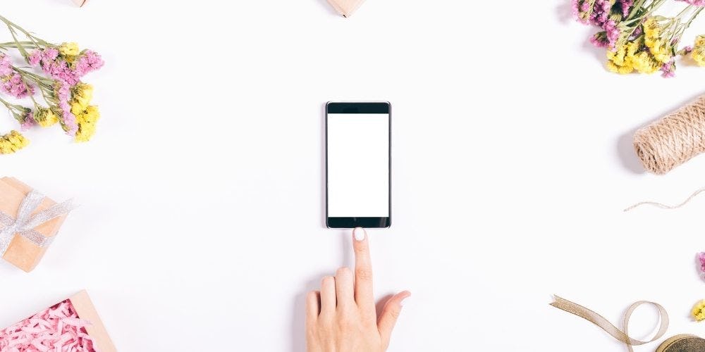 la mano de una persona tocando un smartphone