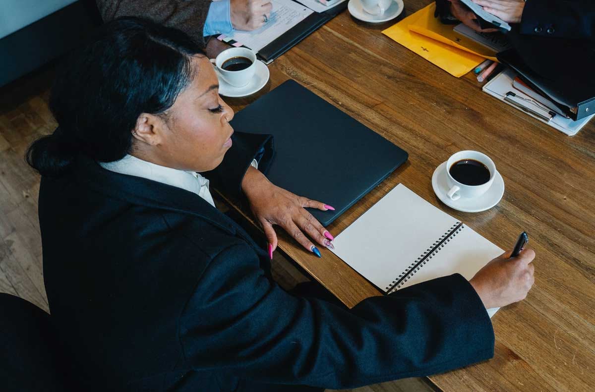 mujer escribiendo una carta de recomendación