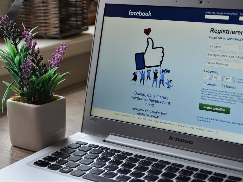 Computadora con Facebook