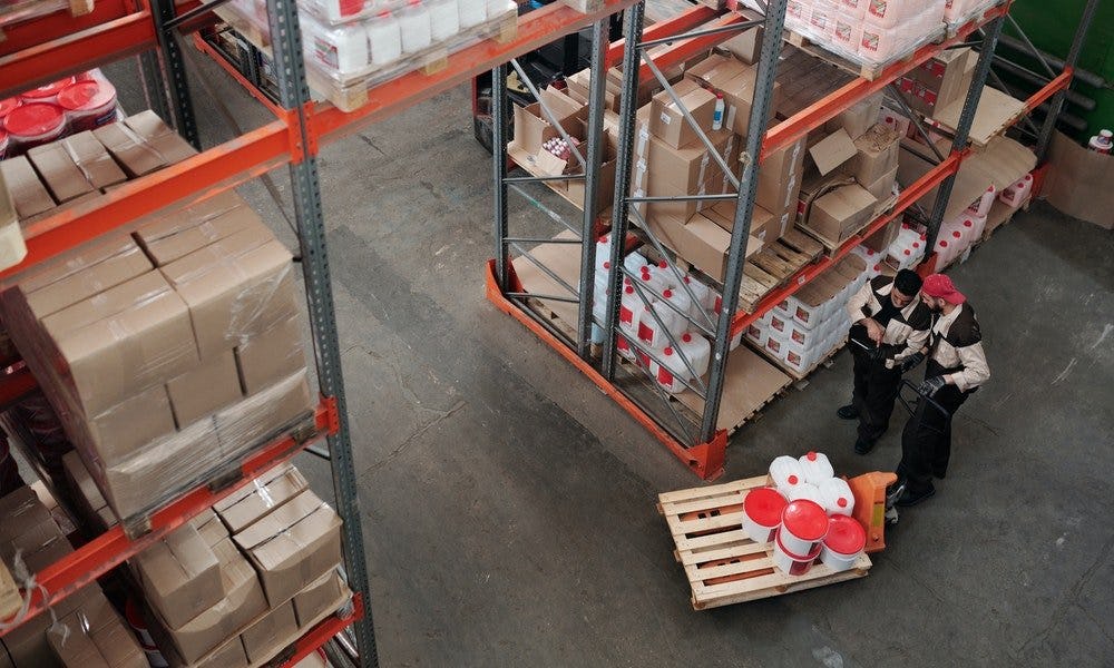 Trabajadores analizan el tipo de inventario de materia prima 