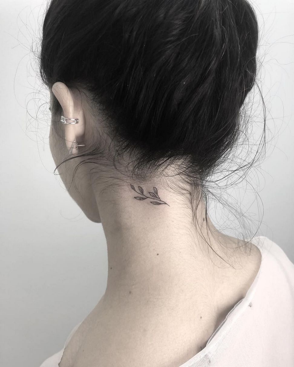 100 Tatuajes Peque Os Para Mujer   Tatuaje Cuello22 