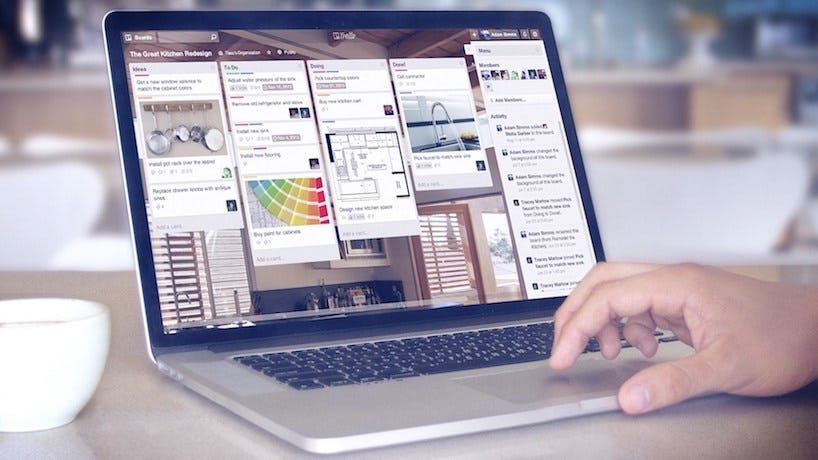 persona usando Trello en su laptop