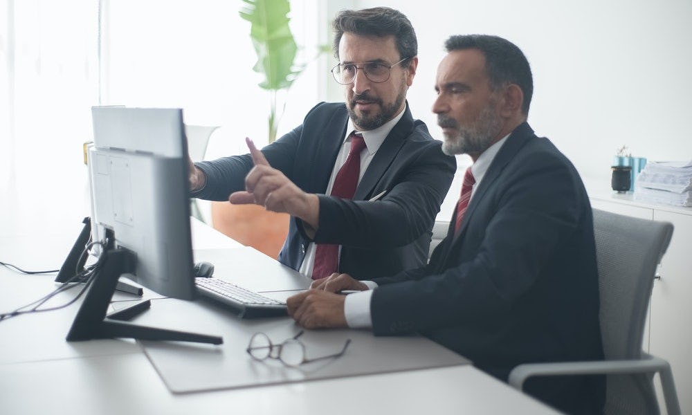 Trabajadores debaten cuál es el mejor de todos los servidores web más utilizados