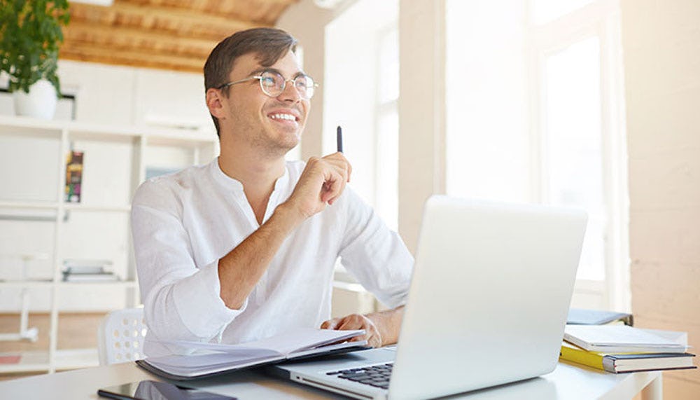 Contador frente a la computadora en la oficina
