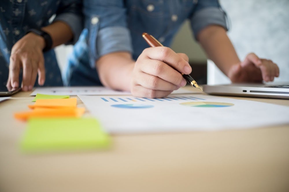 Mano escribiendo estadísticas