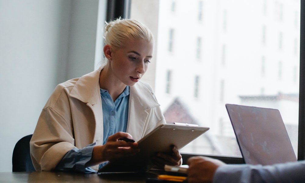 Mujer sorprendida al recibir facturas electrónicas