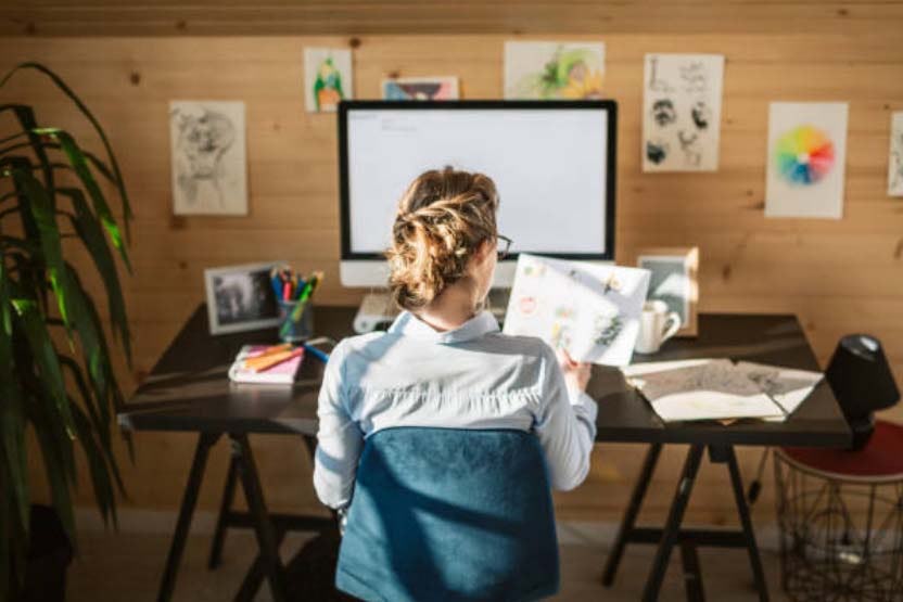 ilustradora en una editorial