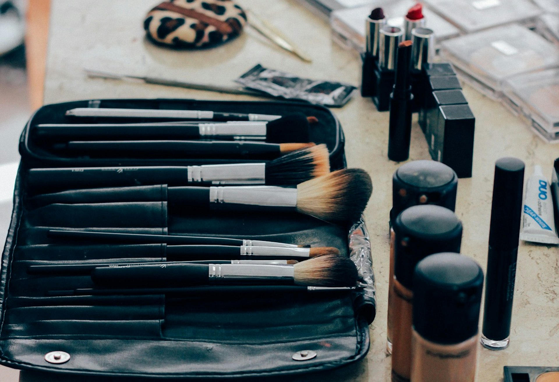¿Cómo aplicar la base de maquillaje correctamente y lucir una piel de porcelana envidiable?