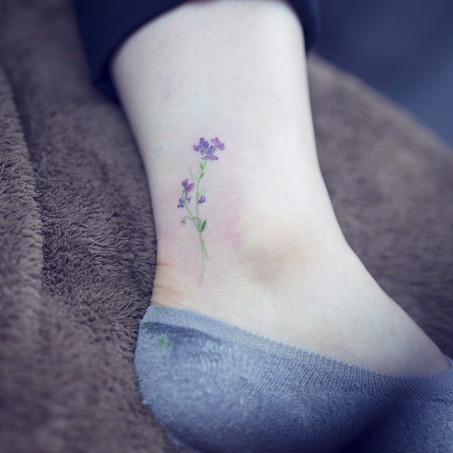 tatuaje flores en pie mujer