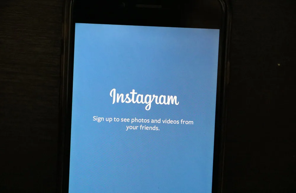 Fotografia de un celular en el aplicativo de Instagram.