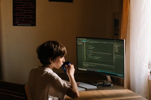joven utilizando un tipo de software