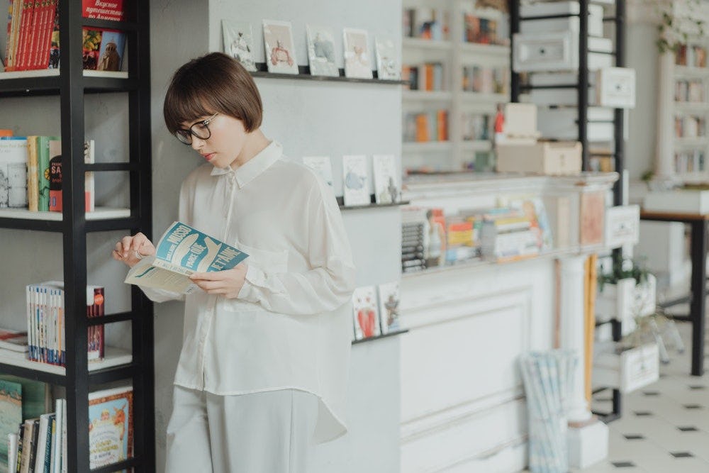 mujer leyendo en biblioteca