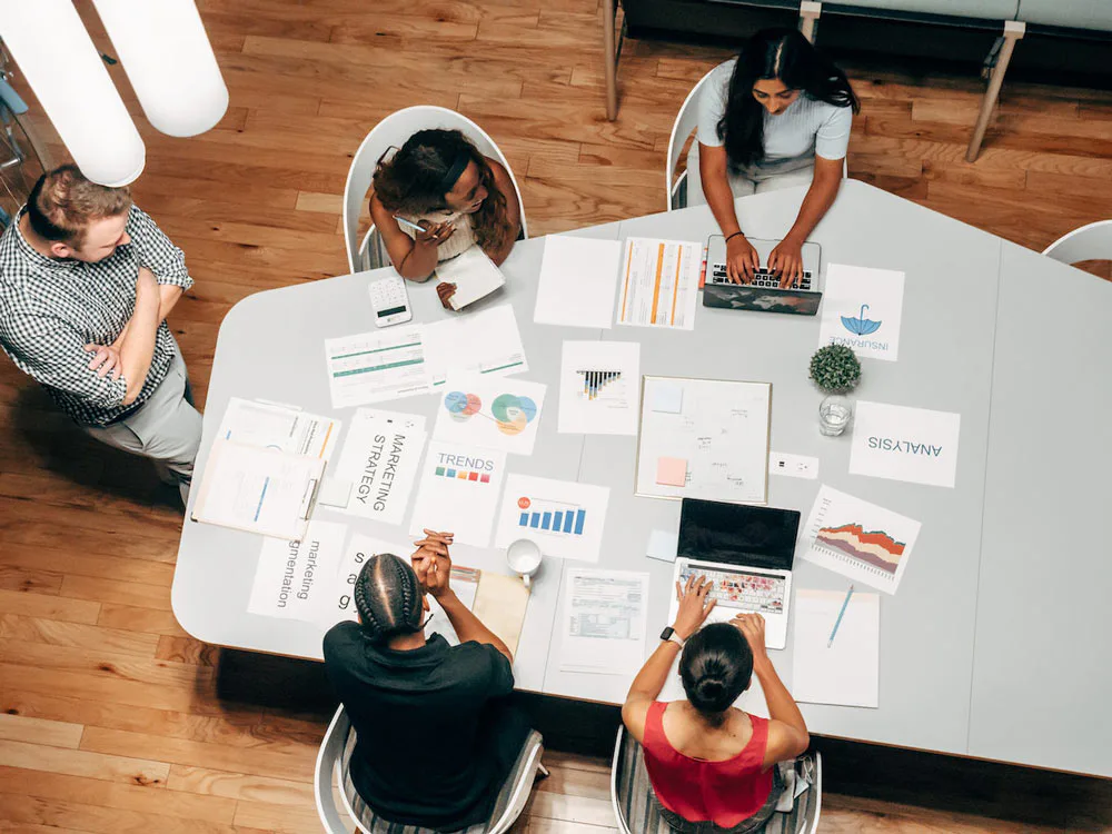 equipo de trabajo haciendo una experimentación