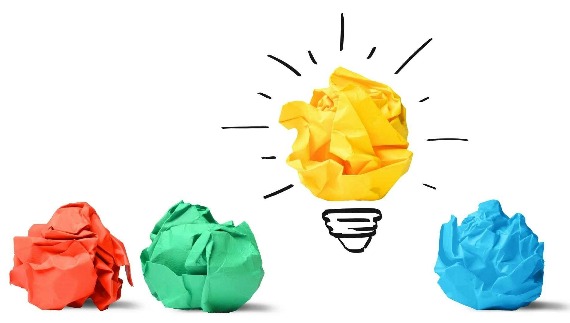 metafora de idea con focos de papel