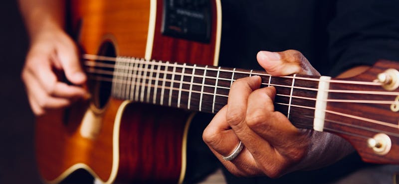 Historia de la guitarra: un recorrido por la evolución de este instrumento de cuerda