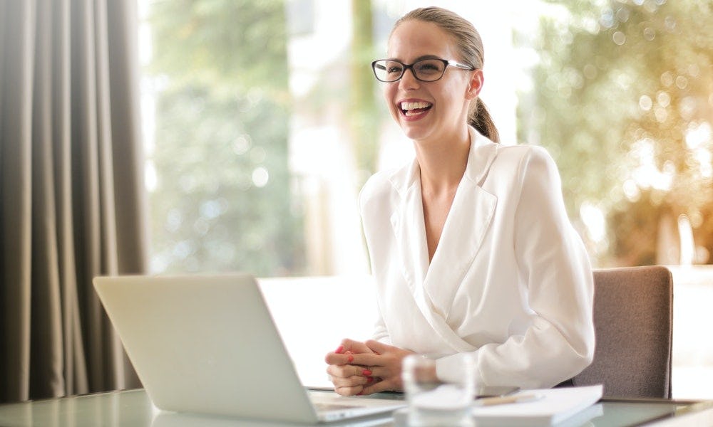 Mujer contenta por lograr encontrar una extensión de hoja de calculo