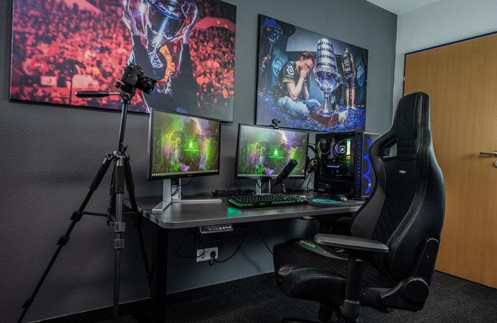 un setup gamer para streaming con overlays para twitch 