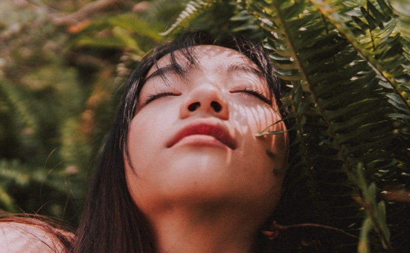 Persona percibiendo sus sensaciones y emociones