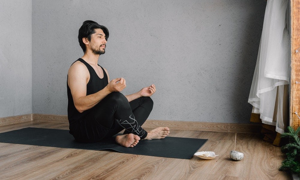 Hombre medita para aprender como evitar el overthinking