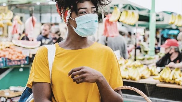Mujer con cubrebocas haciendo compras