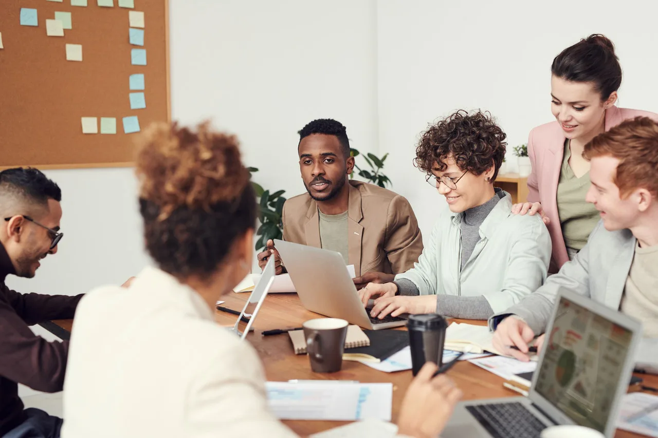 entrevista de trabajo a varios canditados para hallar el mejor cofundador para una empresa