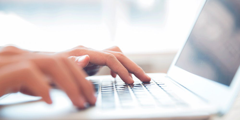 persona empleando una laptop