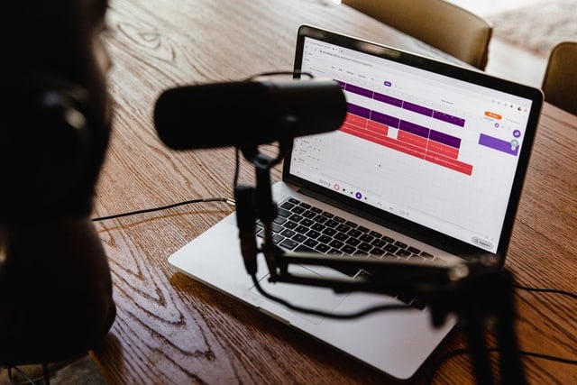 podcaster grabando un episodio