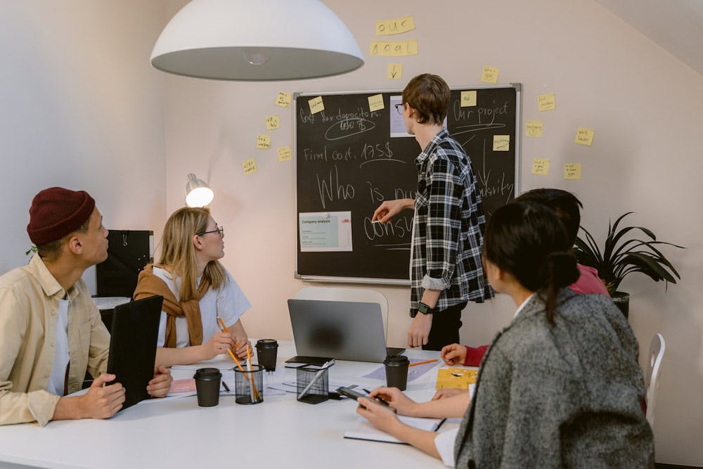 persona escribiendo en la pizarra