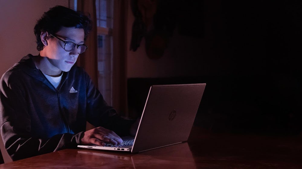 Persona recibe capacitación de marketing digital