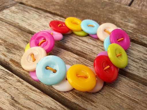 Pulsera hecha con botones