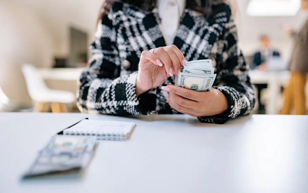 Fotografía de persona invirtiendo en el tráfico de pago.