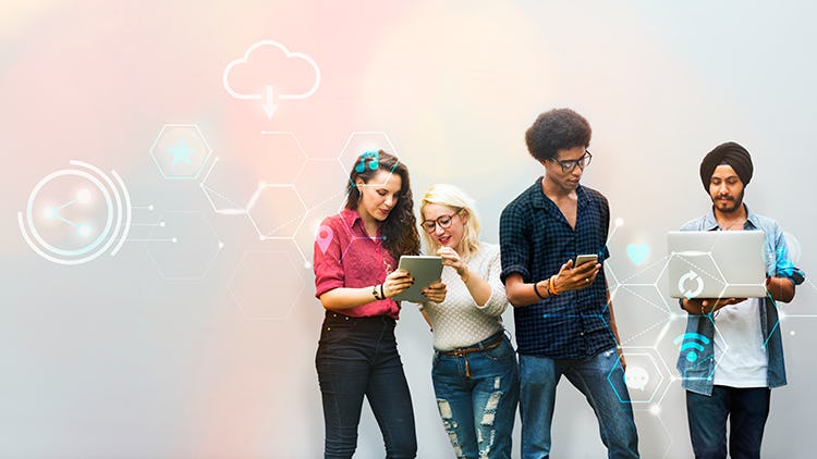 Personas utilizando redes de conexión a internet para transferir datos 