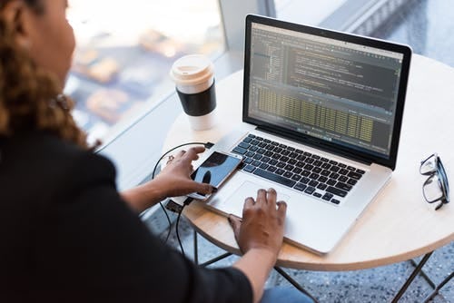 mujer utilizando un tipo de software