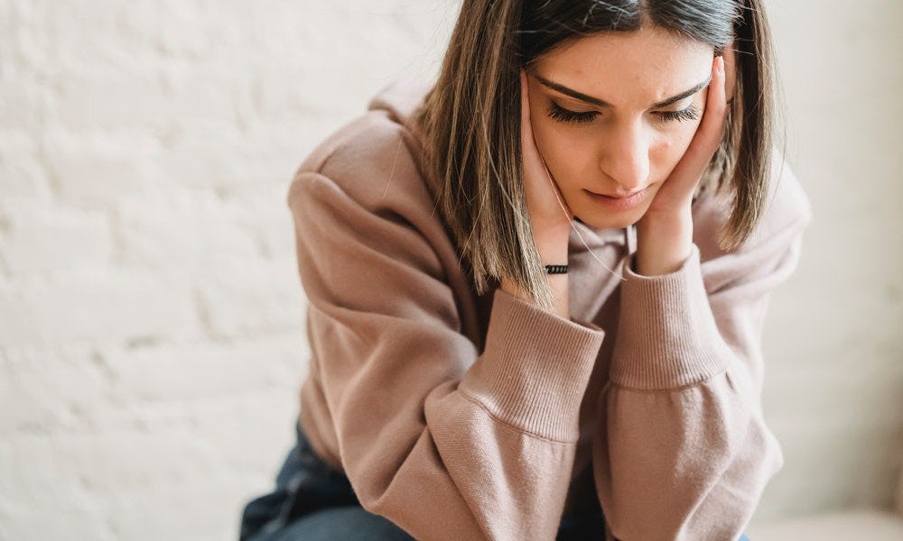 Mujer trata de descifrar qué es el overthinking