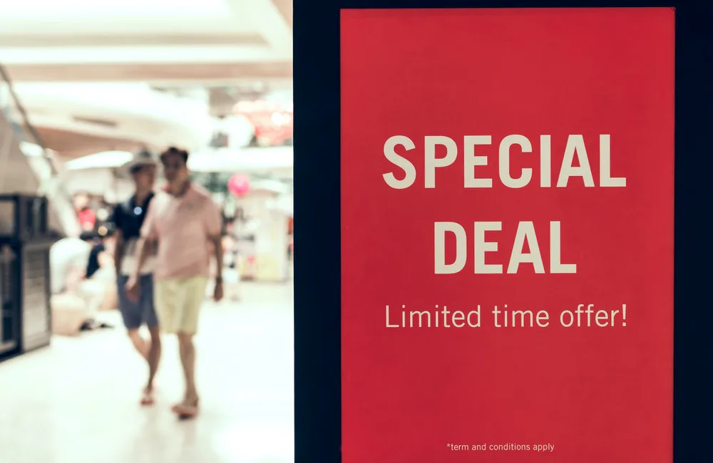 primer plano de una cartelería comercial