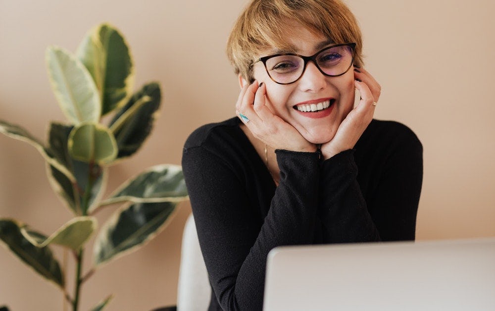 Diseñadora haciendo un lookbook. 