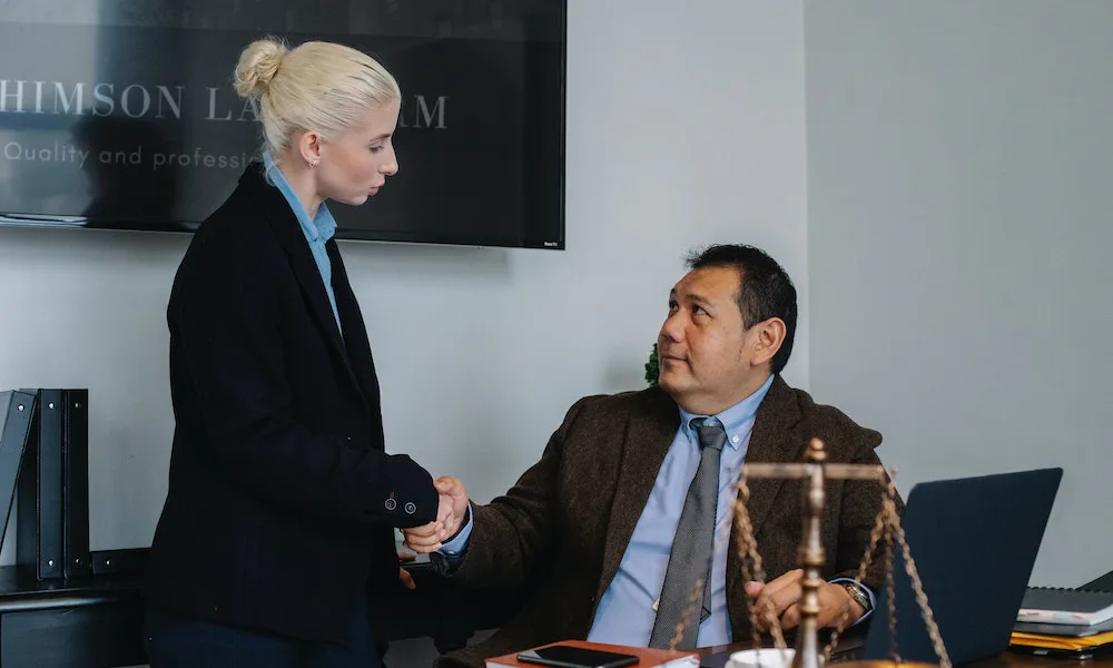 Contratación en medio de una situación de liderazgo