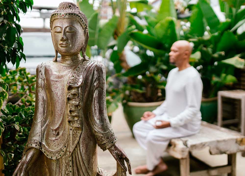 hombre practicando meditación mantra en un templo budista