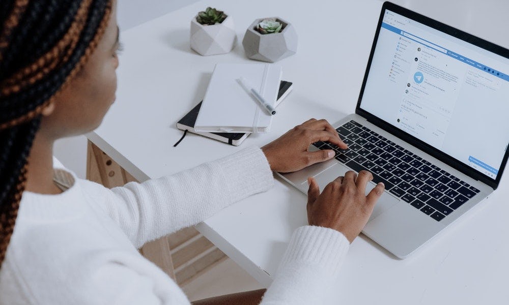 Mujer aprender cuáles son los pasos para cambiar el nombre de una página de Facebook y migrar su información 