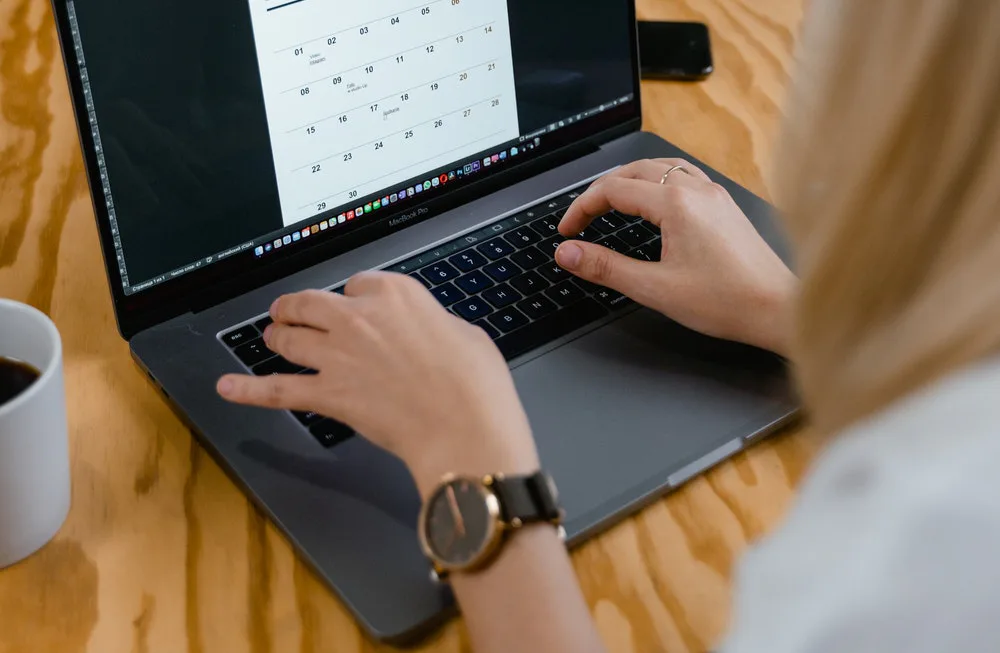 Persona planeando su calendario de content marketing.