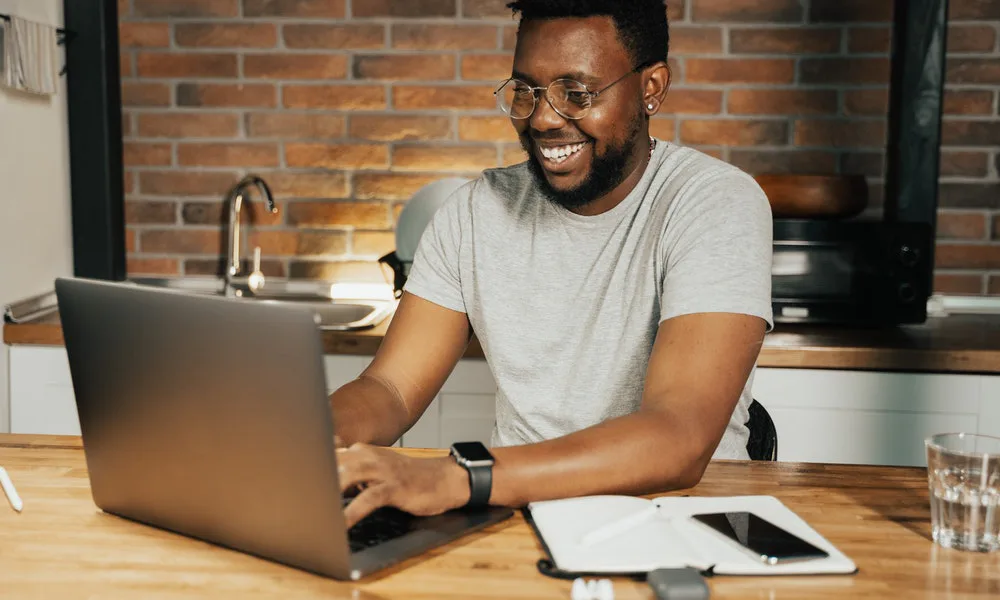 Gerente de Relaciones Públicas trabajando