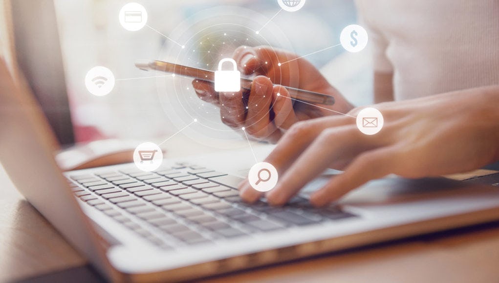 persona resguardando sus datos