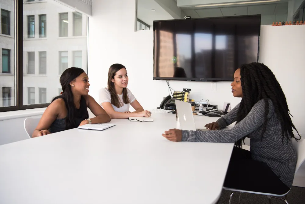 mujeres jóvenes en reunión