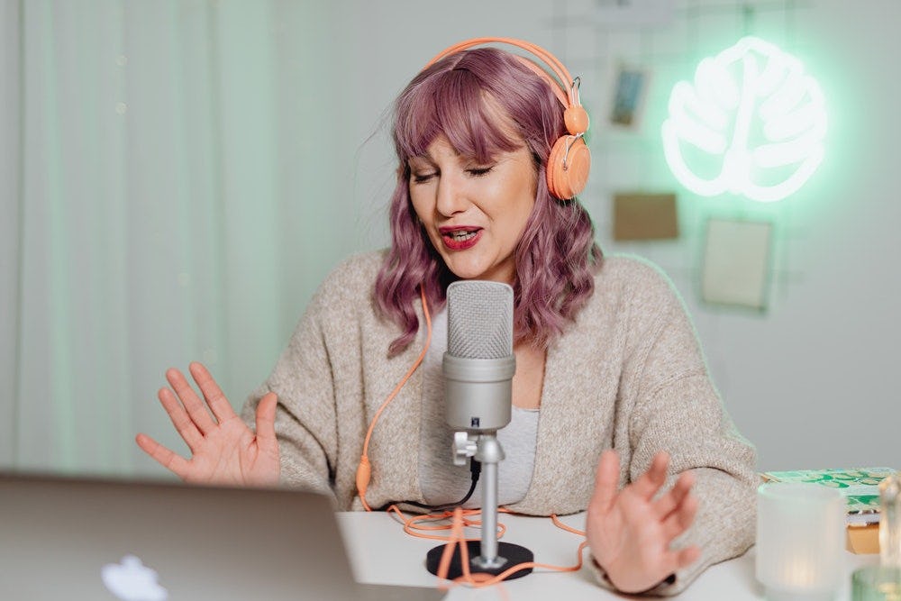 chica haciendo un podcast