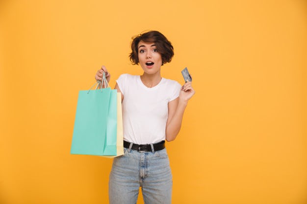 mujer de la generación X haciendo compras