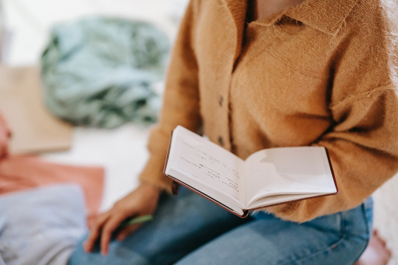 joven estructura las páginas de su bullet journal